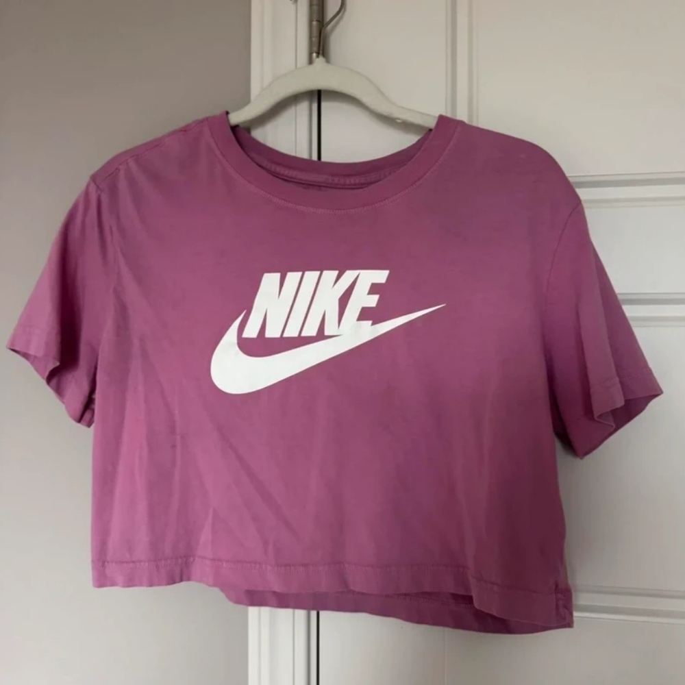 Nike Women's Crop Top in Vibrant Pink